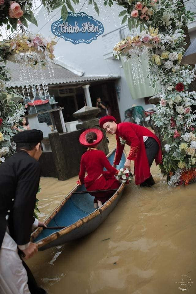 Nhìn hình ảnh này, nhiều cư dân mạng cảm thấy buồn thương hộ cô dâu chú rể. Họ chỉ có một dịp trọng đại vậy mà cuối cùng lại phải chịu cảnh lội bập bõm.