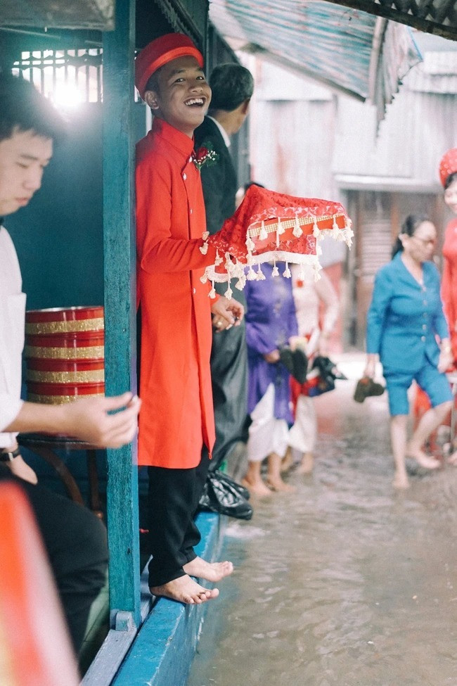 Tuy nhiên, đến khi rước dâu cơn mưa bất chợt đổ xuống khiến nước dâng cao, suýt tràn vào nhà. Nhìn vào cảnh này, không ít người tỏ ta ngán ngẩm và thầm than xui xẻo. Tuy nhiên, cô dâu Minh Thư lại thấy khá thú vị và đặc biệt.