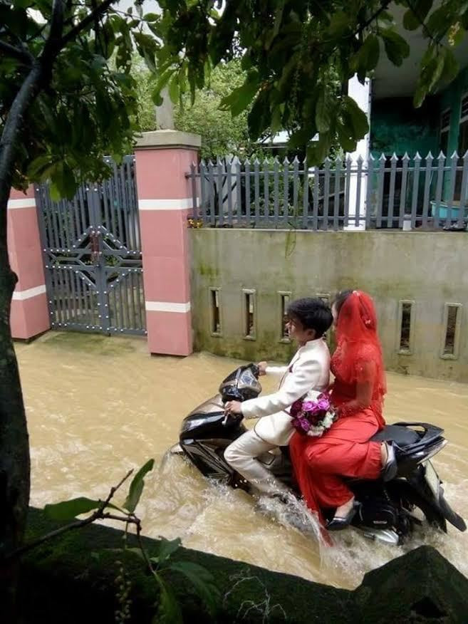Dù có phần khó khăn trong di chuyển và đồ của 2 bạn đều bị ướt nhưng đây quả thực là trải nghiệm ấn tượng của cặp đôi. Ảnh: Tổng hợp