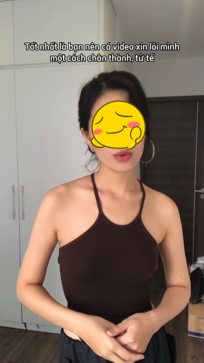 Khi bị cô gái "ăn mặc thiếu vải" trong đoạn clip trên réo tên, nam thanh niên cho biết mình chỉ quay clip vu vơ mà thôi. Tuy nhiên nữ chính khẳng định người này đã đi theo cô suốt chặng đường dài.