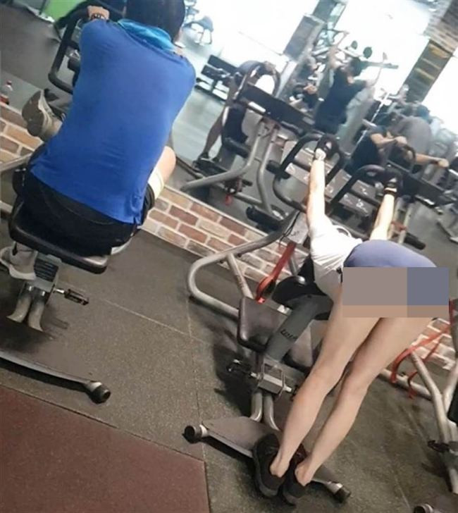 Nhiều cô gái hồn nhiên chọn những trang phục phản cảm như quá ngắn, quá rộng, không che chắn cơ thể an toàn.