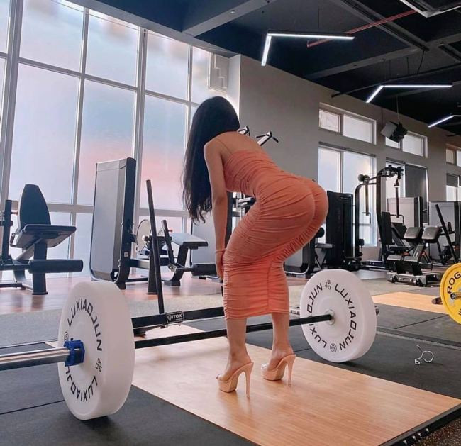 Thậm chí, nhiều cô gái trở thành nạn nhân của việc quấy rối nơi đông người vì trang phục tập gợi cảm quá mức.