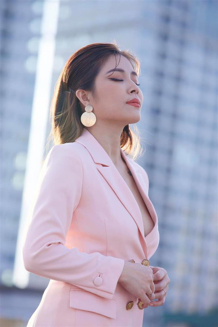 Hoàng Linh được đánh giá là nữ MC cá tính nhất đài VTV, không chỉ bởi sở thích xăm mình mà còn có những phát ngôn thẳng thắn trên trang cá nhân. Ảnh: FBNV