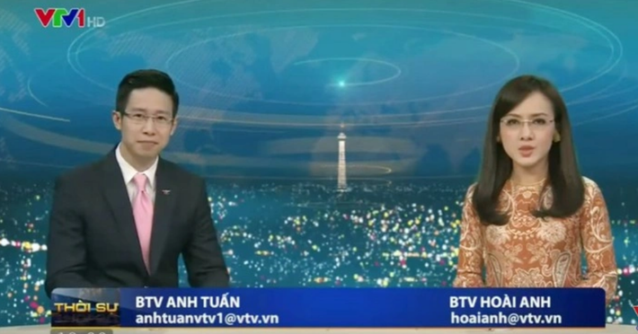 Khi nhìn hình ảnh này, đa số khán giả nghĩ BTV Thời sự Hoài Anh diện áo dài lên sóng. Tuy nhiên, thực tế lại khác xa. Chiếc áo cổ tròn, họa tiết hoa văn của cô là dáng áo ngắn.