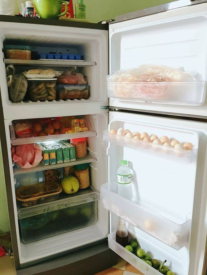 Theo ảnh có thể thấy, lên thành phố học tập, người này được mẹ chuẩn bị chu đáo quà quê, xếp kín xe máy từ đầu tới đuôi. Từ hoa quả tự trồng, bánh kẹo, mì gói hay cả quạt cho mát, mẹ đều lo đủ đầy.