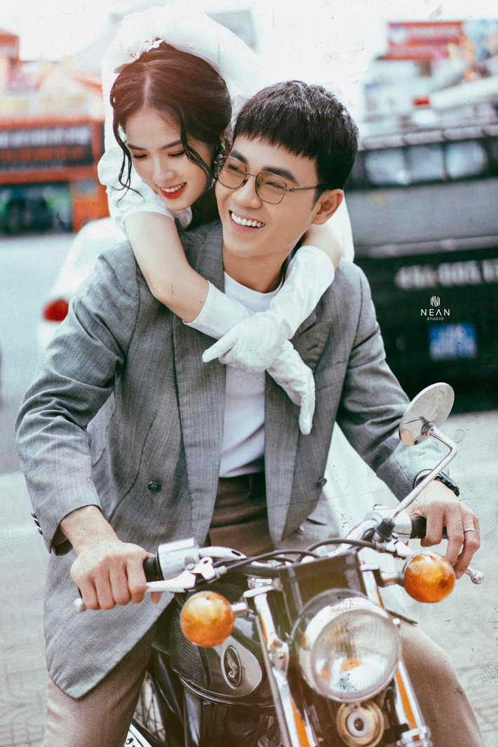 Bạn gái cũ Quang Hải và chồng diễn viên đã có những shoot hình cực đẹp từ cổ điển tới hiện đại tại thành phố mộng mơ.