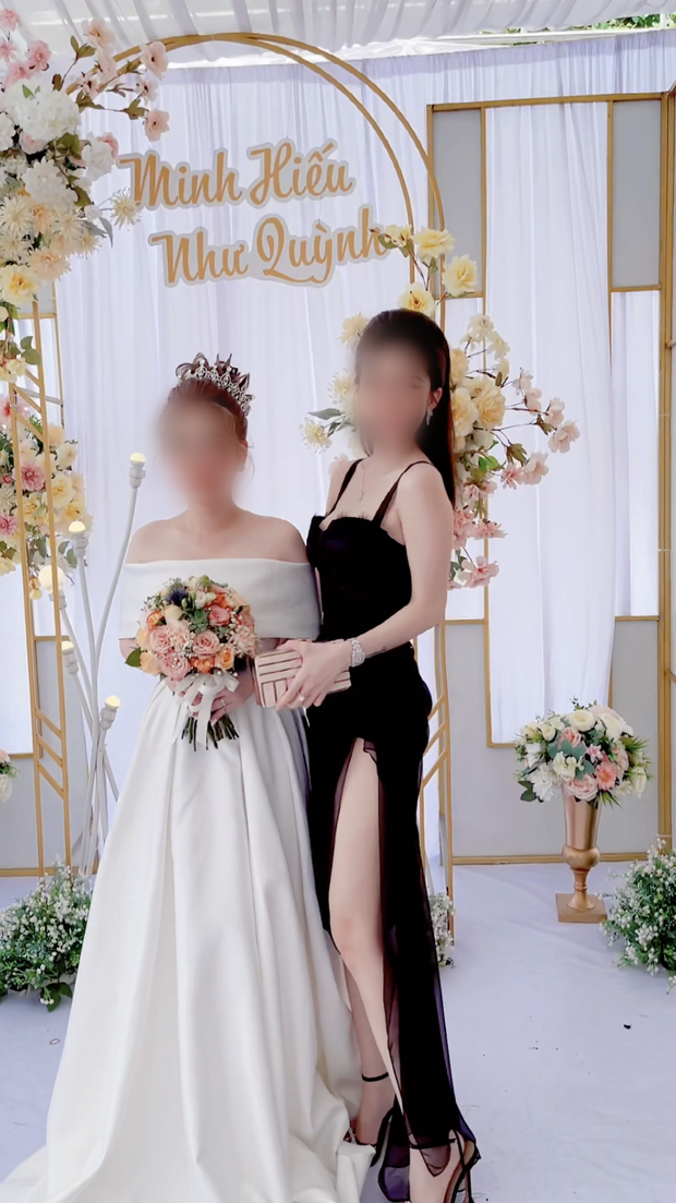 Cô nàng xinh đẹp Tiểu Băng làm cho cộng đồng mạng phẫn nộ với những đoạn clip kèm hình ảnh khoe bộ váy dạ hội gợi cảm, xẻ cao bất tận cùng chi tiết khoét ngực sâu hút.