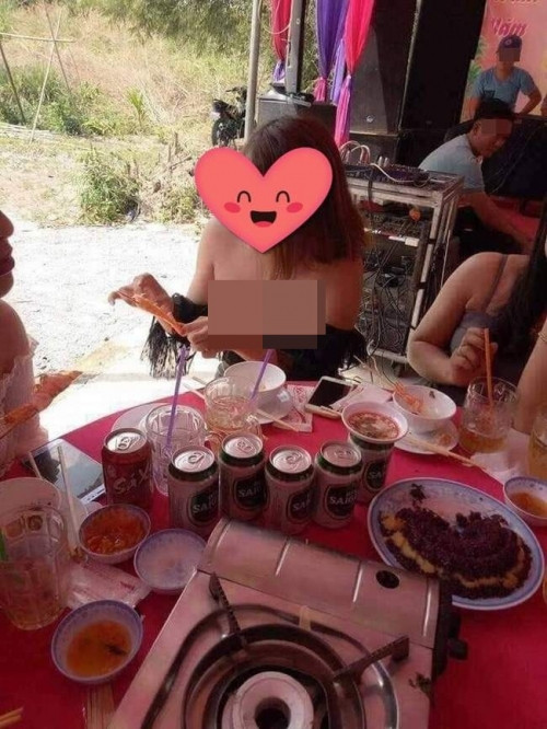 Trước đó cũng có không ít trường hợp bị chỉ trích vì ăn mặc kém duyên, quá lồng lộn khi đi đám cưới.