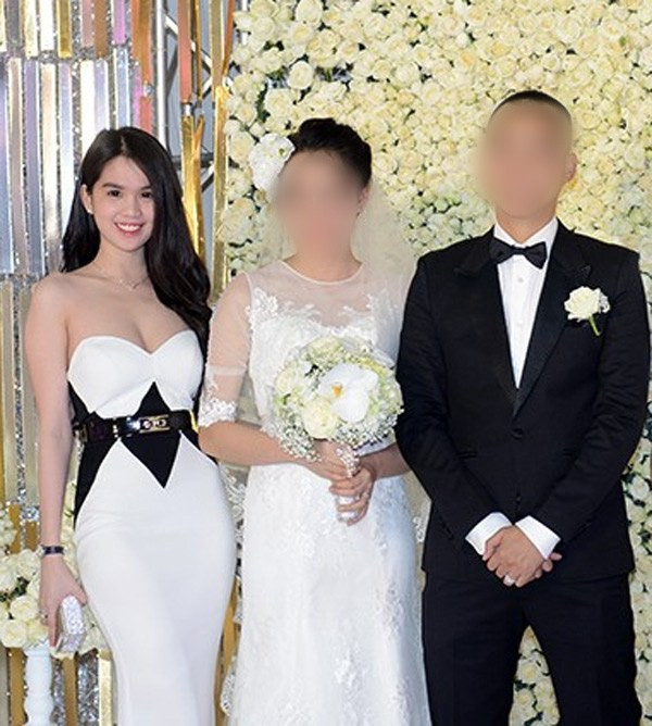 Ngọc Trinh cũng từng rơi vào trường hợp tương tự và bị lên án gay gắt cho gu ăn mặc. Chiếc đầm dạ hội của cô phù hợp đi thảm đỏ hơn là dự tiệc cưới của cô bạn thân người mẫu.