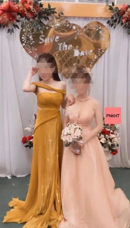 Cô gái mặc chiếc váy như đi dạ tiệc, thướt tha hơn cả cô dâu. Khi đứng cạnh, cô dâu hoàn toàn bị lấn lướt