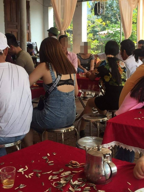 Không chỉ ăn mặc quá lồng lộn, nhiều cô gái còn lựa chọn trang phục hở hang, kém tinh tế cũng gây nhức mắt người nhìn. Ảnh: Tổng hợp