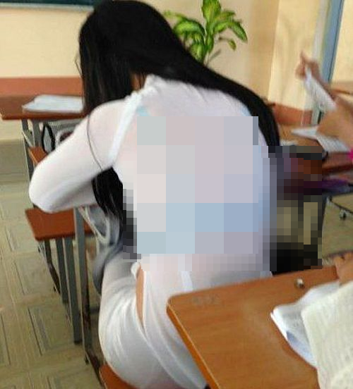 Không ít người cho rằng lối ăn mặc phản cảm mà nhiều bạn trẻ cho là sành điệu lại đánh mất đi nét đẹp của áo dài.
