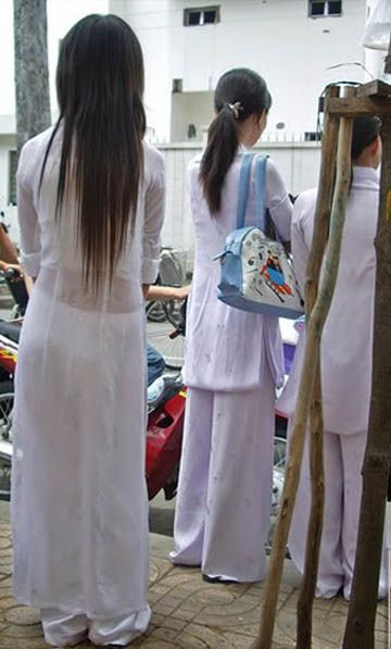Không ít lần chiếc áo dài truyền thống trở thành "nạn nhân" của những pha thử nghiệm thời trang. Có người diện áo dài với chiếc quần ngắn để có cơ hội khoe đôi chân nõn nà sau tà áo, có người lại mặc kèm quần jeans nhưng buộc túm tà áo phía trước,...