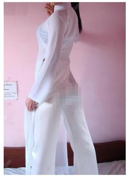 Đây không phải lần đầu tiên, sự biến tấu, phá cách trong việc diện trang phục truyền thống lại nhận về nhiều phản hồi tiêu cực như vậy.