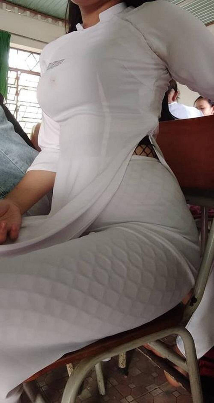 Áo dài vẻ đẹp truyền thống tôn vinh vẻ đẹp của người phụ nữ Việt. Thế nhưng, một số nữ sinh chưa biết quý trọng sự tinh túy của chiếc áo dài và biến nó trở thành phản cảm khiến nhiều người phải nhức mắt.