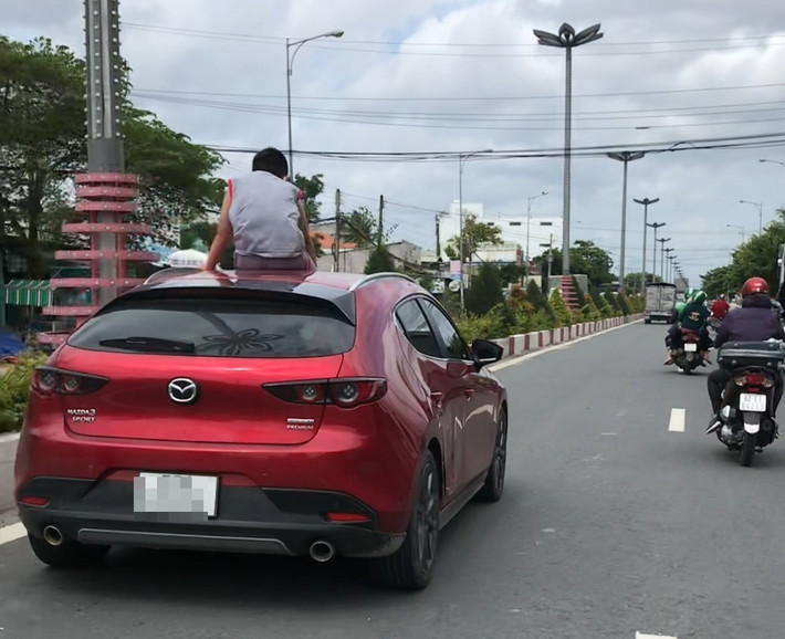 Các bậc phụ huynh cần thay đổi suy nghĩ, không để con trẻ tự thò ra trên nóc ô tô mà phải ngồi đúng vị trí, thắt dây an toàn khi tham gia giao thông. Ảnh: Tổng hợp