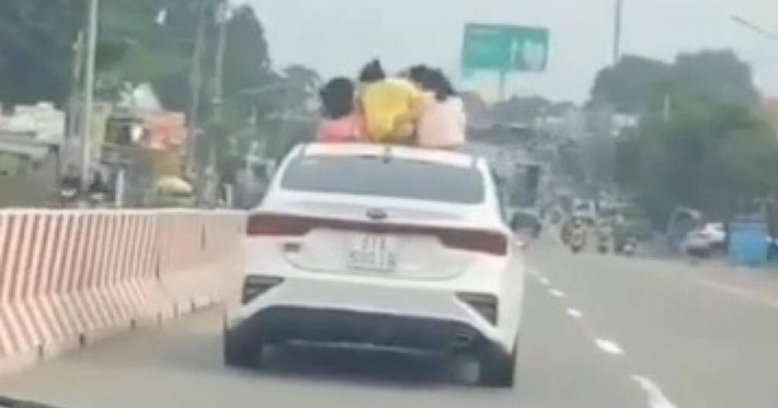 Người lớn chiều trẻ con một cách mù quáng khi cho trẻ chui người qua cửa sổ trời và chơi đùa khi ô tô đang di chuyển khiến cư dân mạng vừa bất an vừa bức xúc.