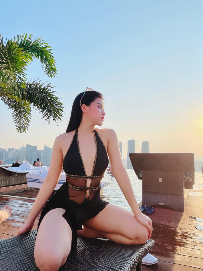 Trong cuộc sống đời thường, cô nàng theo đuổi gu thời trang quyến rũ, gợi cảm khác hẳn khi lên sóng.