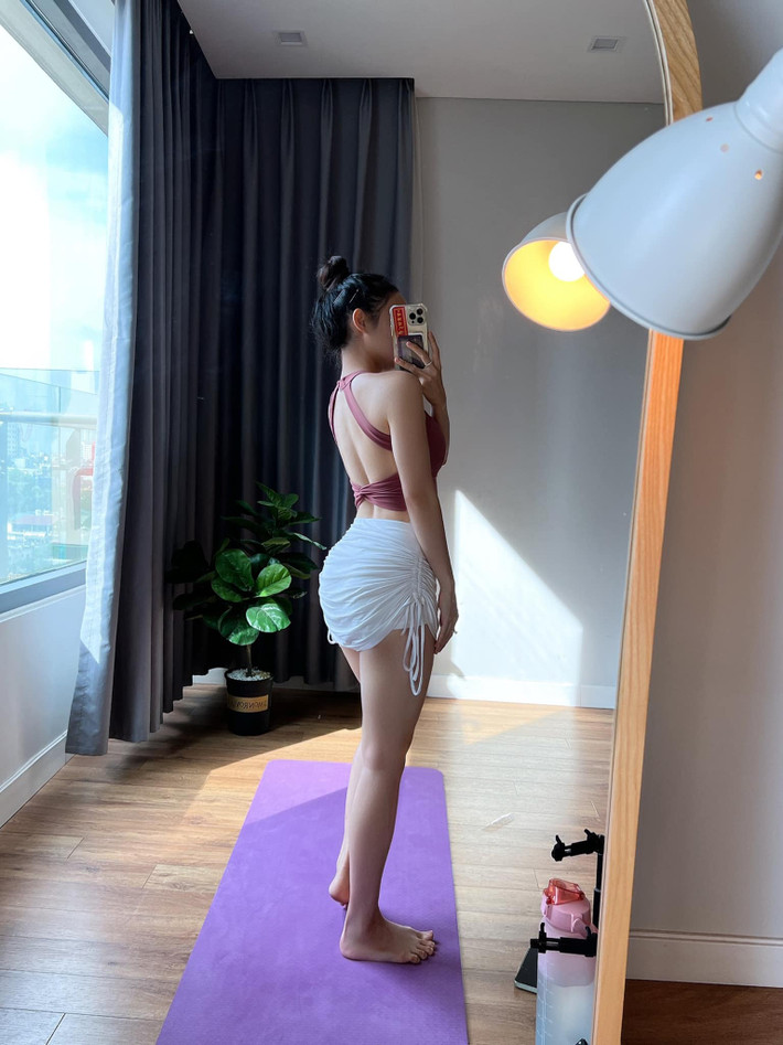 Trải qua quá trình rèn luyện hot gymer Huyền Trang đã có cú "lột xác" nhan sắc cực mạnh khiến ai cũng phải ngưỡng mộ.