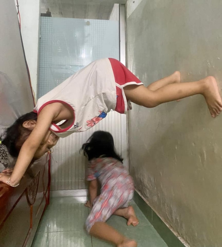 Nhiều người vẫn thường nói “đẻ con gái cho thùy mị nết na”. Tuy nhiên trên thực tế, không ít cô công chúa khiến bố mẹ “sang chấn tâm lí” vì những hành động nghịch ngợm hơn cả con trai.