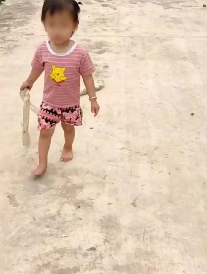 Con gái nhà người ta chơi búp bê đồ hàng, còn con gái nhà này chơi... da rắn.