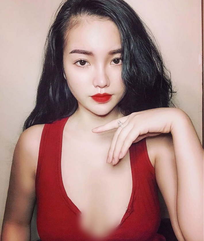Sở hữu ngoại hình nóng bỏng, đặc biệt số đo vòng 1 lên tới 108cm, hot girl Phạm Hồng Nhung cũng từng gây chú ý khi mặc không phòng hộ.