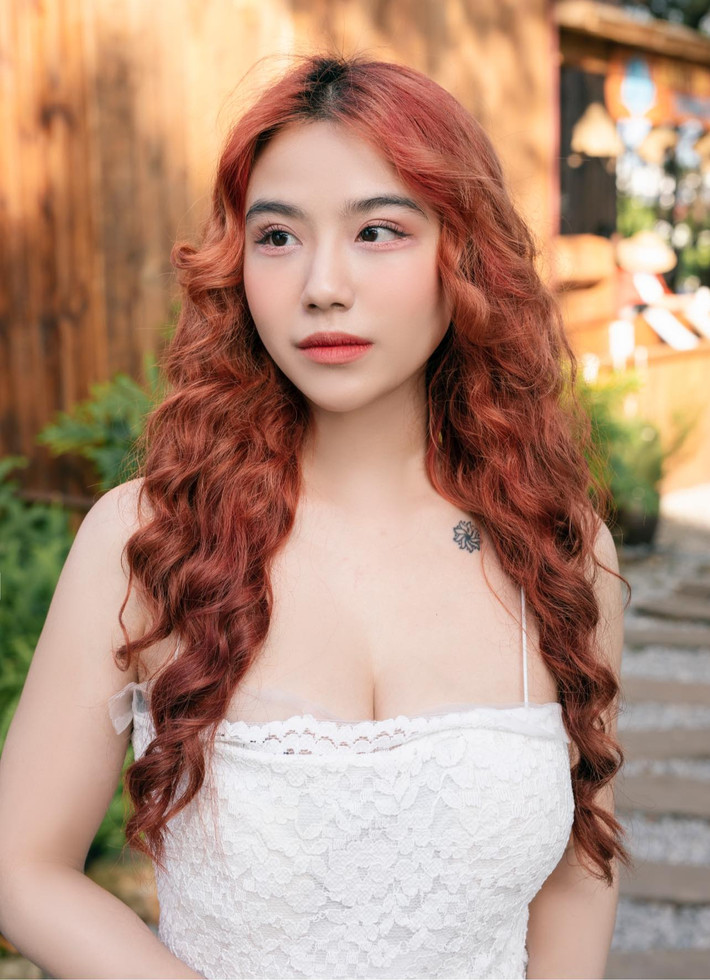 Linh Miu (sinh năm 1993) được biết tới là hot girl chăm hở bạo trên mạng xã hội.