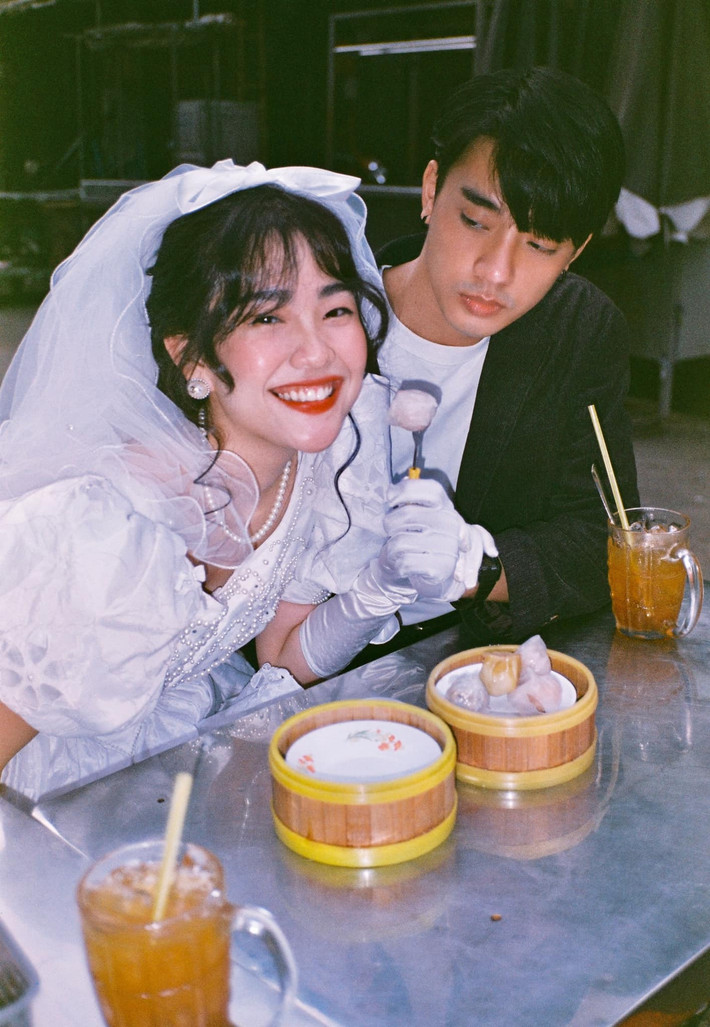 "Chụp đẹp thật đấy", "Dù không phải kết hôn thật nhưng nếu được chụp theo phong cách này thì cũng vui lắm", "Tôi cũng muốn chụp kiểu này",...là những bình luận của netizen Hàn dành cho bộ ảnh này.