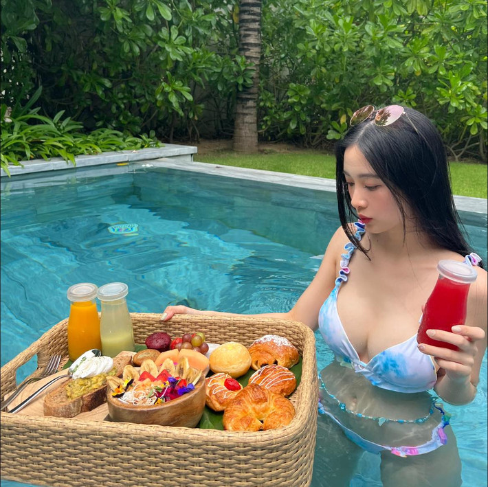 Cùng với sự trưởng thành trong sự nghiệp, hot girl Jun Vũ cũng thay đổi bản thân với phong cách thời trang.
