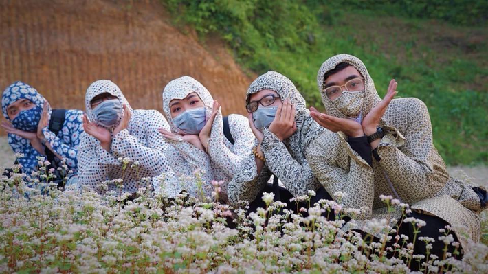 Trào lưu chụp ảnh du lịch “chuẩn ninja” bắt đầu rộ lên từ giữa tháng 5 vào những ngày nắng nóng cao điểm. Có lẽ cũng từ trào lưu này mà nhóm bạn này đã không ngần ngại "đu trend" cực hài hước.
