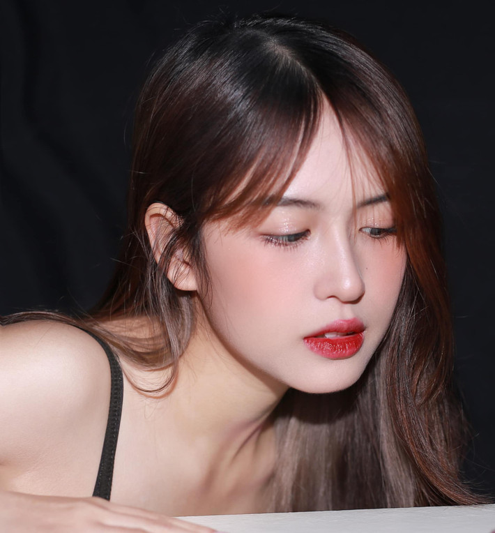 Cô nàng sở hữu nhan sắc “không phải dạng vừa”, dù chỉ mặc áo đồng phục giản dị cũng xinh lung linh.