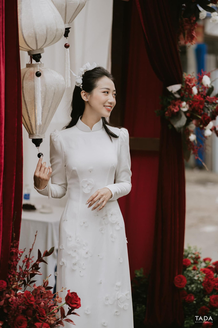 Các mẫu áo dài trắng được nhiều cô dâu lựa chọn trong ngày trọng đại, Kiều Ly không ngoại lệ.
