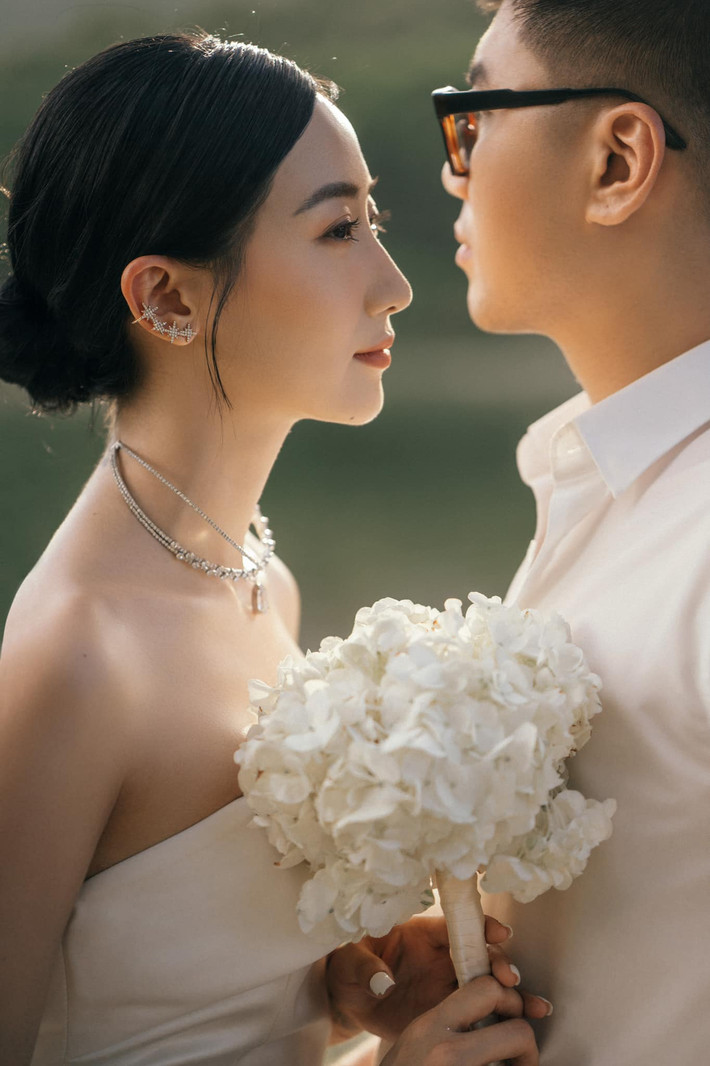 Vào hồi tháng 6 vừa qua, gái xinh sinh năm 1992 nhận lời cầu hôn của nam đạo diễn nổi tiếng.