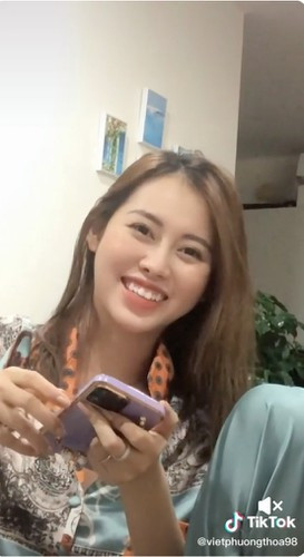 Trước đó Việt Phương Thoa đã nhiều lần làm netizen "lịm tim" khi lộ nhan sắc ngoài đời thực xinh đẹp không khác gì ảnh mạng.