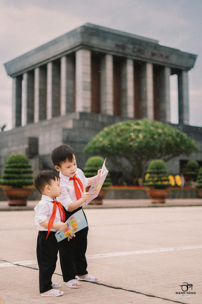 Đây không phải là bộ ảnh đầu tiên mà hai cậu bé làm người mẫu. Hai em thường xuyên được bố mẹ lưu lại những khoảnh khắc tuổi thơ từ trước đó.