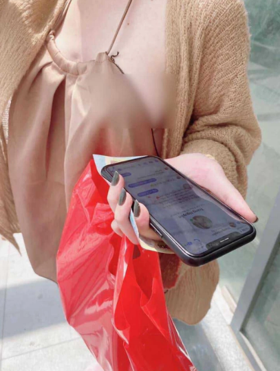 Tiện lợi nhưng đôi lúc cũng xảy ra nhiều tình huống oái oăm, điển hình như một số chị em ăn mặc hớ hênh như áo ngực, váy ngủ, váy bodycon trễ cổ đi nhận hàng, khiến shipper ngượng "chín mặt".