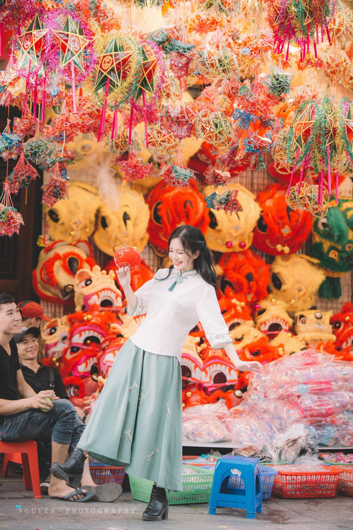 Trước thềm Tết Trung thu, Ngọc Huyền đã quyết định thực hiện bộ ảnh để lưu lại những khoảnh khắc lung linh, rạng rỡ tại phố Hàng Mã (Hà Nội). Ảnh: Lê Thanh Nguyên
