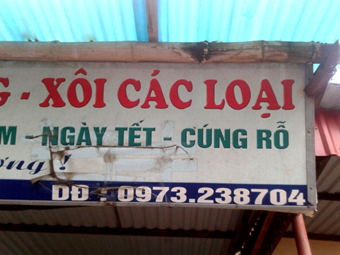 Nhiều người cho rằng, nhà thiết kế tấm biển quảng cáo có lẽ "chưa nắm được chính tả" đúng nên mới tạo ra tấm biển lỗi như vậy.