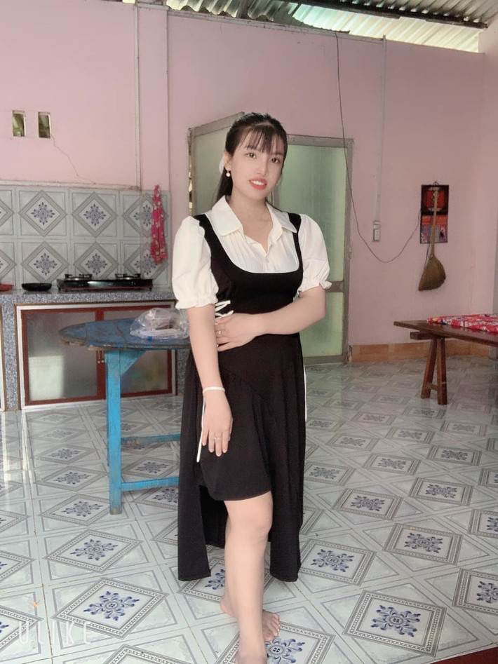 Cô cho biết bản thân đã áp dụng chế độ ăn uống riêng khá khắt khe nên mới về lại được dáng người trước khi sinh con. Dù vẫn khéo léo che đi vòng 2 nhưng có thể thấy đôi chân của cô đã khá nuột nà, gương mặt thon gọn.