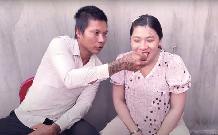 Từ một thanh niên mồ côi, phải ở nhà không tô vách bây giờ "hiện tượng mạng" Lộc Fuho đã có vợ đẹp con ngoan, nhà cao cửa rộng và mua được cả xe ô tô gần 700 triệu.