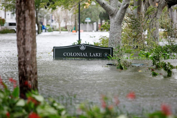 Biển báo hồ Colonial ở Charleston, bang Nam Carolina bị ngập trong nước sau khi nước hồ này tràn bờ sau bão Matthew.