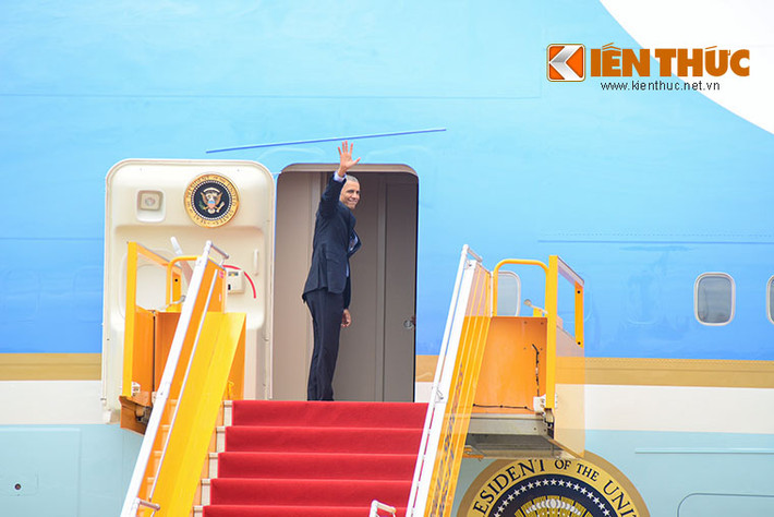 Đúng 13h ngày 25/5, Tổng thống Barack Obama bước lên máy bay kết thúc chuyến thăm Việt Nam để đi sang Nhật Bản tham dự Hội nghị Thượng đỉnh G7. Trước khi bước vào khoang máy bay, Tổng thống Obama vẫy tay chào tạm biệt mọi người. Ảnh: Vũ Sơn.