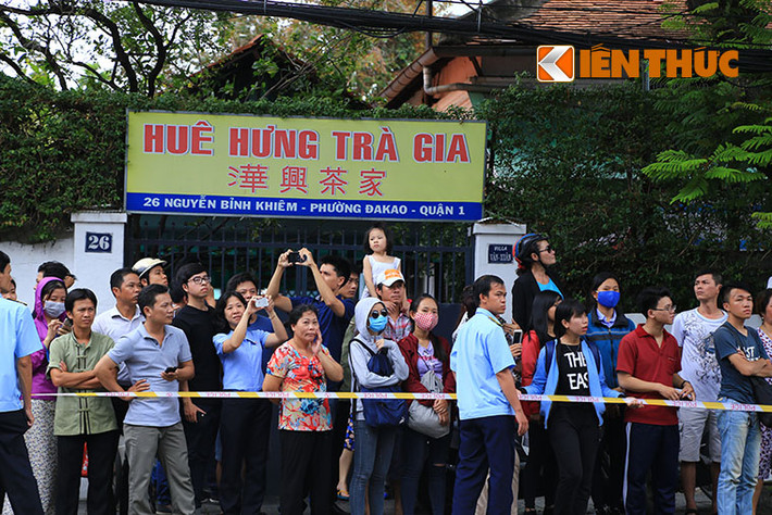 Ngay từ rất sớm, nhiều người dân TP HCM đã kéo về các con đường như Nguyễn Bỉnh Khiêm, Nguyễn Đình Chiểu, Nguyễn Thị Minh Khai để đứng chờ đoàn xe của Tổng thống Obama đi qua để chào tạm biệt. Ảnh: Thiên Dũng