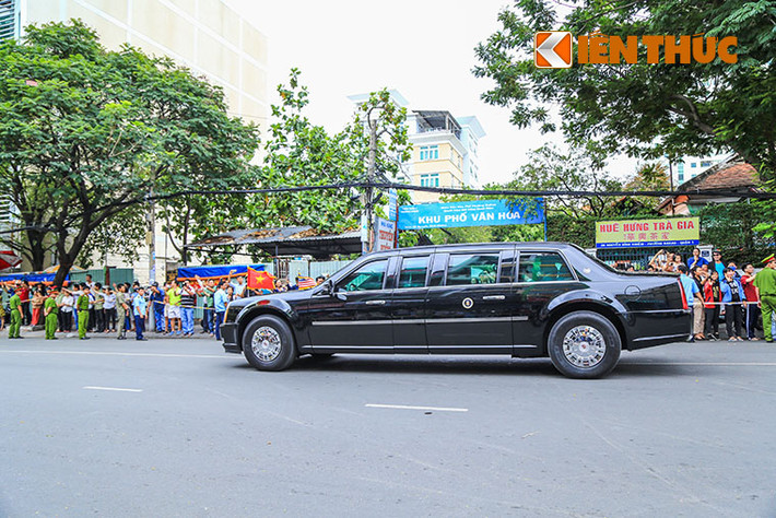 Chiếc xe chở Tổng thống Barack Obama chạy trên đường Nguyễn Bỉnh Khiêm hướng về sân bay Tân Sơn Nhất. Ảnh: Thiên Dũng