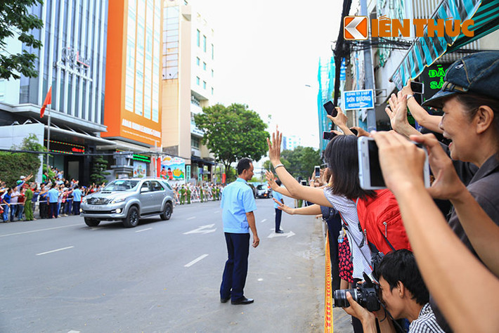 Khi thấy đoàn xe của Tổng thống Obama đi tới, hàng ngàn người dân đã đứng lên vẫy tay chào tạm biệt đoàn của Tổng thống Mỹ. Ảnh: Thiên Dũng