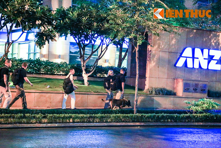 Chó nghiệp vụ cùng các mật vụ Mỹ liên tục đi lại tại khu vực khách sạn nơi Tổng thống Obama lưu trú.