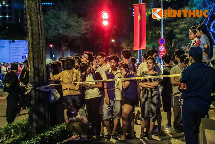 Đến 23h30 đêm 24/5, vì không thấy Tổng thống Barack Obama đi ra ngoài ăn tối, một số người dân đã ra về. Tuy nhiên, vẫn còn khá nhiều người vẫn cố nán lại để hy vọng Tổng thống sẽ đi ra ngoài để họ có cơ hội được nhìn tận mắt và bắt tay với ông.