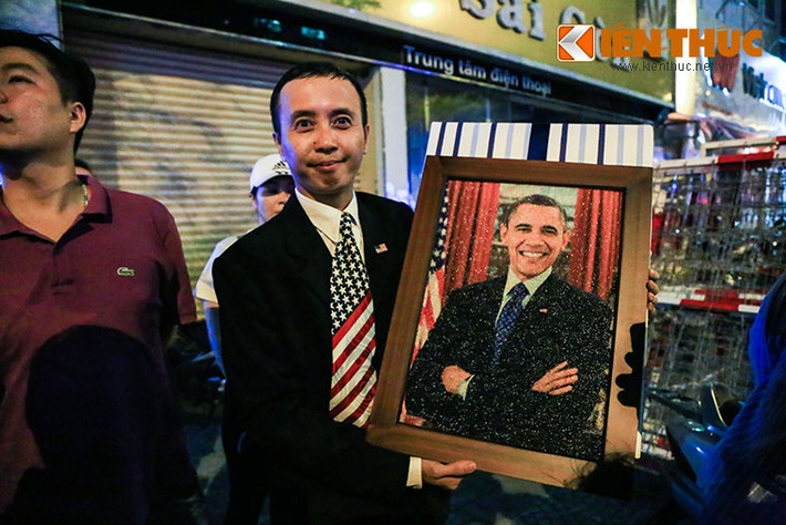 Anh Nguyễn Trọng Khoa, một người rất hâm mộ Tổng thống Barack Obama đã đem bức tranh chân dung Tổng thống Obama được làm bằng gạo đến khách sạn để mong muốn được gặp và tặng cho ông.