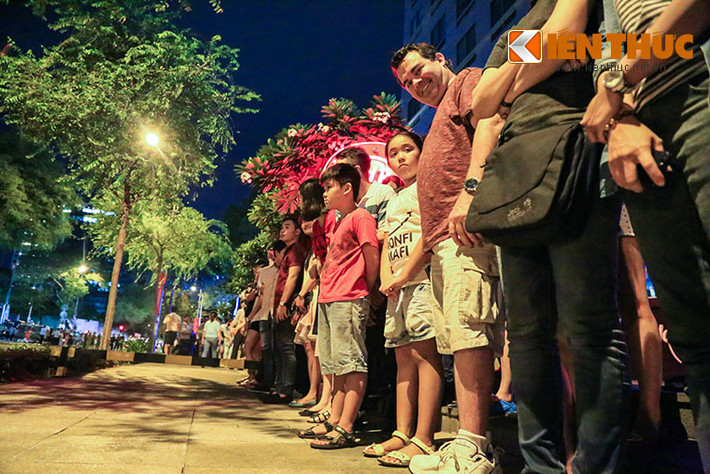 Không chỉ có người dân Việt Nam háo hức chờ đợi, mà có rất nhiều khách du lịch nước ngoài tại TP HCM cũng mong muốn được gặp Tổng thống Obama một lần.