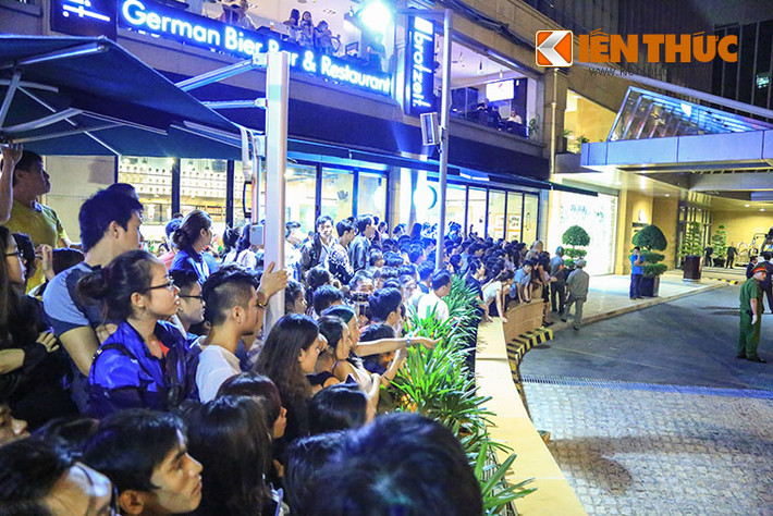 Từ 18h tối 24/5, rất đông người dân đã đã đứng hàng giờ, thậm chí có nhiều người vẫn chưa kịp ăn tối đã vội chạy về đây với mong muốn một lần được bắt tay Tổng thống Barack Obama.